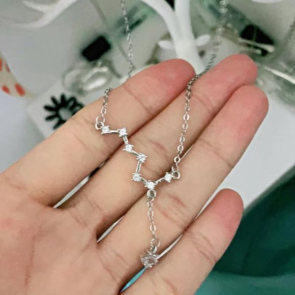 Jewelry - A silver necklace